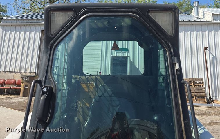 image for item DO7906 2005 Bobcat S220 skid steer loader