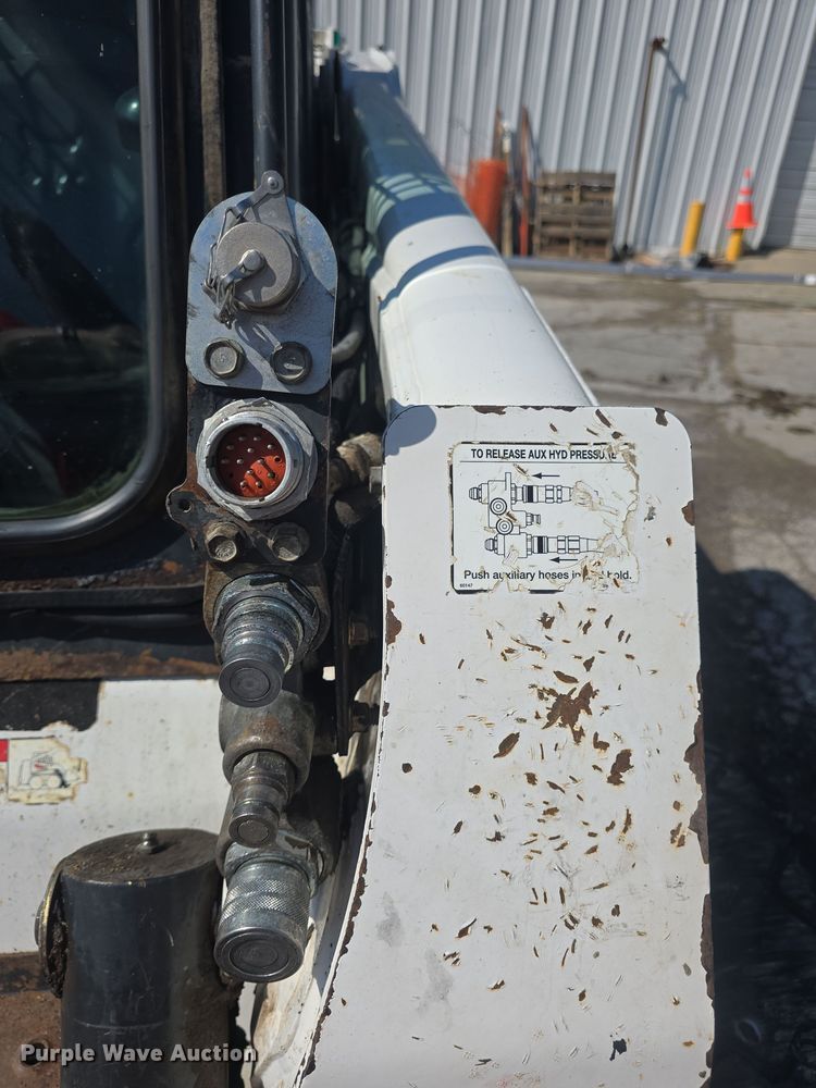 image for item DO7906 2005 Bobcat S220 skid steer loader