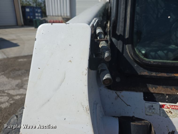 image for item DO7906 2005 Bobcat S220 skid steer loader