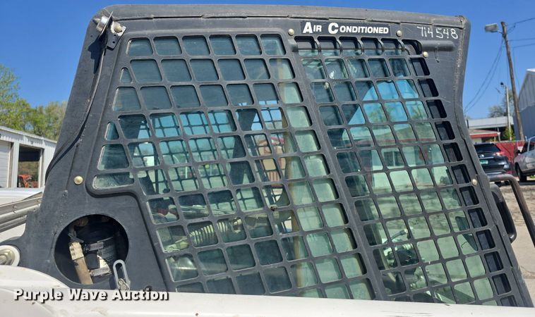 image for item DO7906 2005 Bobcat S220 skid steer loader