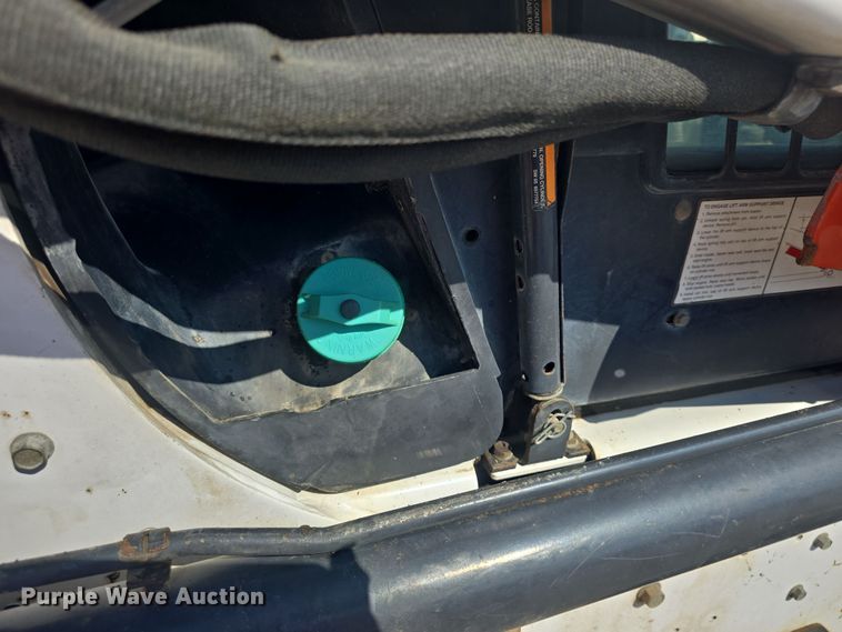 image for item DO7906 2005 Bobcat S220 skid steer loader