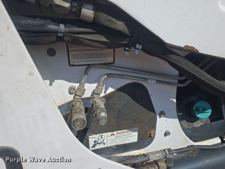 image for item DO7906 2005 Bobcat S220 skid steer loader