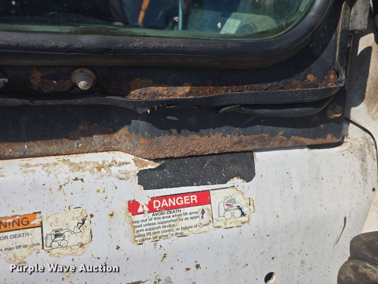 image for item DO7906 2005 Bobcat S220 skid steer loader