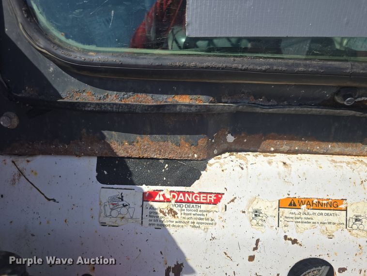 image for item DO7906 2005 Bobcat S220 skid steer loader