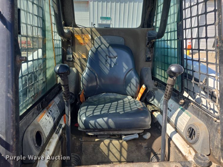 image for item DO7906 2005 Bobcat S220 skid steer loader