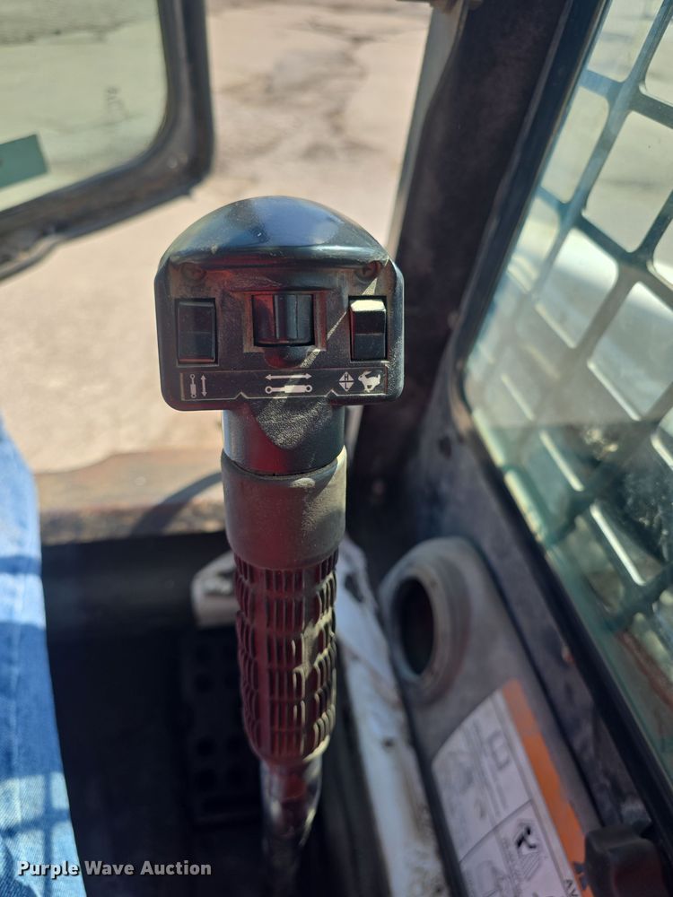 image for item DO7906 2005 Bobcat S220 skid steer loader