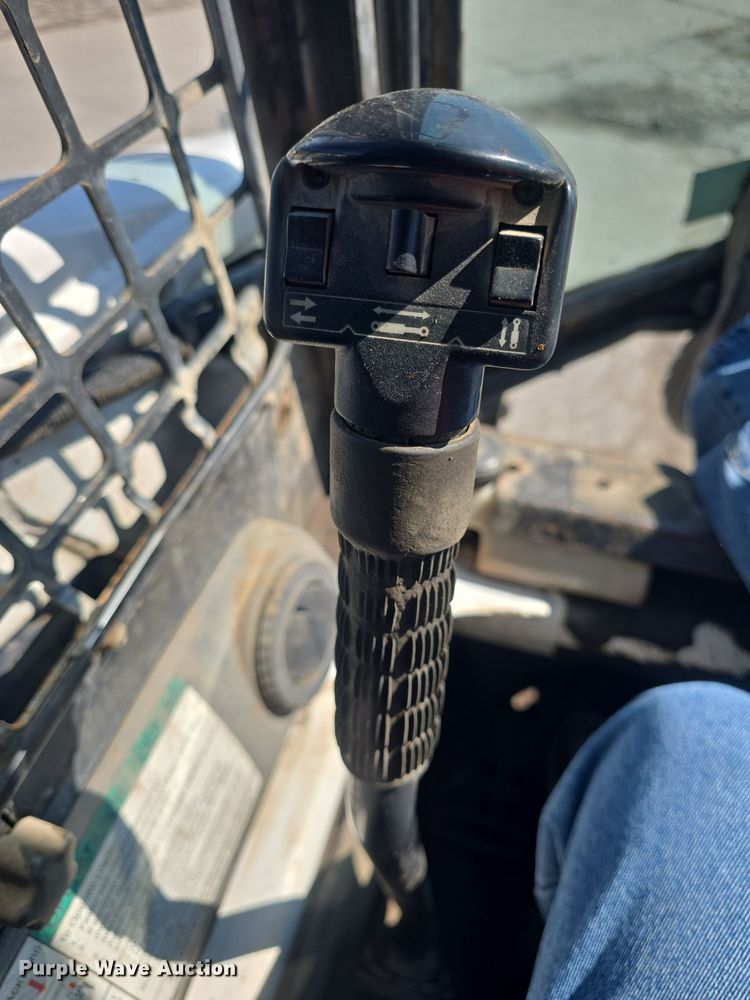 image for item DO7906 2005 Bobcat S220 skid steer loader