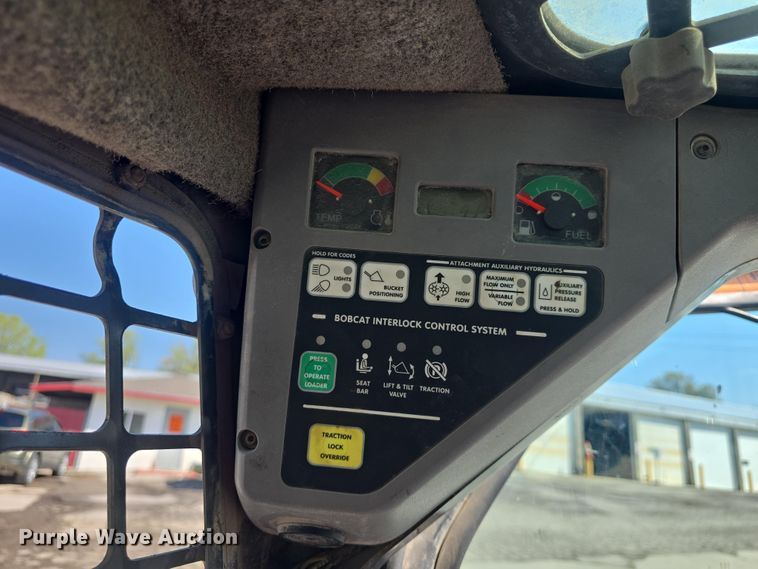 image for item DO7906 2005 Bobcat S220 skid steer loader