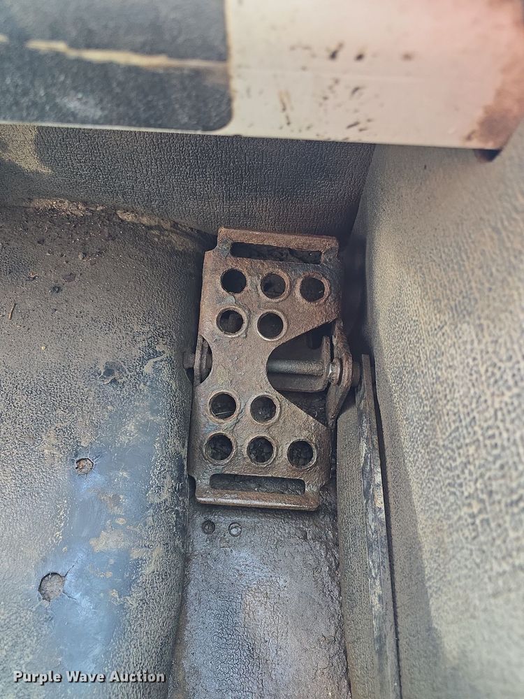 image for item DO7906 2005 Bobcat S220 skid steer loader