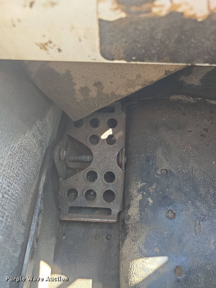 image for item DO7906 2005 Bobcat S220 skid steer loader