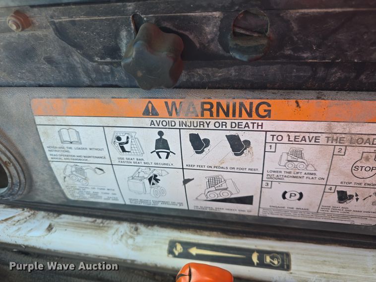 image for item DO7906 2005 Bobcat S220 skid steer loader