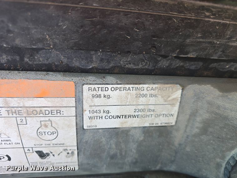 image for item DO7906 2005 Bobcat S220 skid steer loader