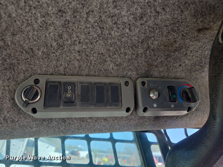 image for item DO7906 2005 Bobcat S220 skid steer loader