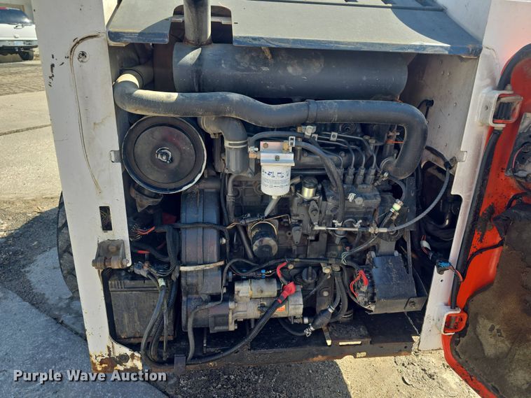 image for item DO7906 2005 Bobcat S220 skid steer loader