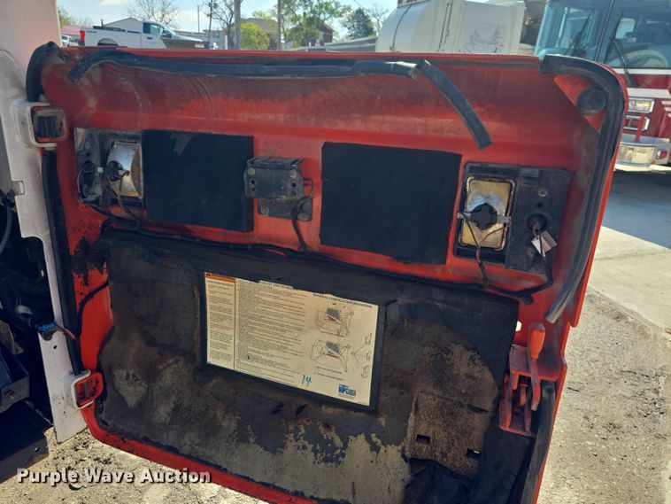 image for item DO7906 2005 Bobcat S220 skid steer loader