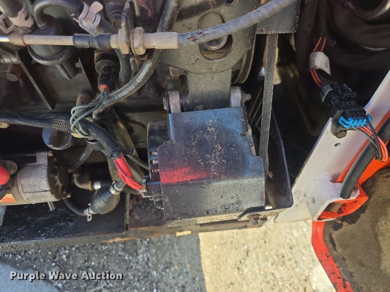 image for item DO7906 2005 Bobcat S220 skid steer loader