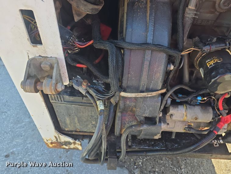 image for item DO7906 2005 Bobcat S220 skid steer loader