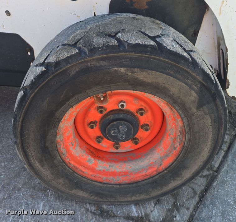 image for item DO7906 2005 Bobcat S220 skid steer loader