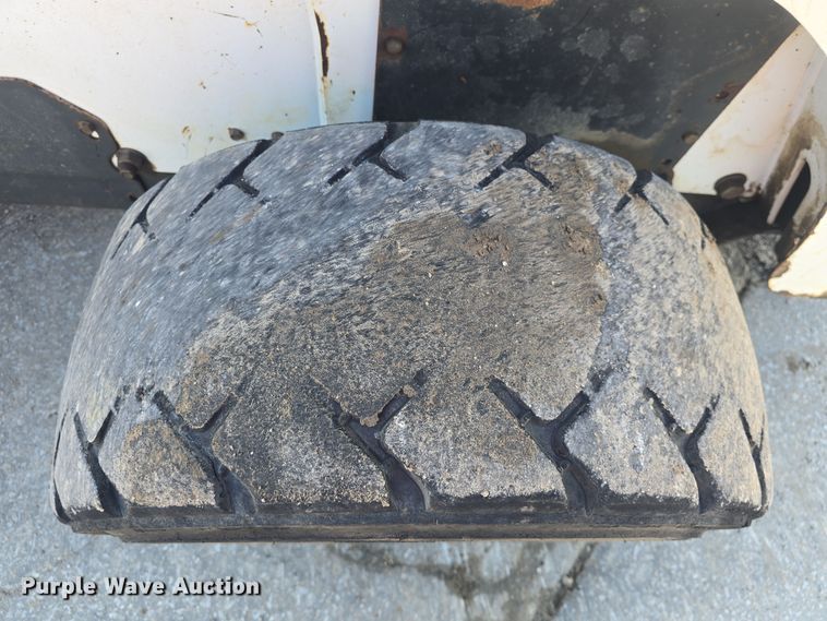 image for item DO7906 2005 Bobcat S220 skid steer loader