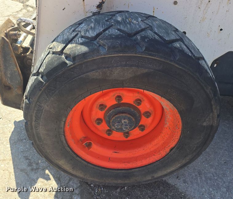 image for item DO7906 2005 Bobcat S220 skid steer loader