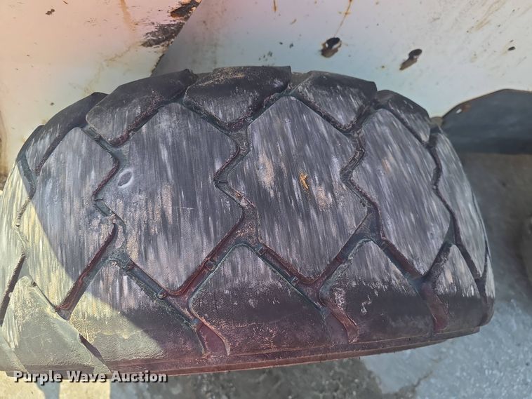 image for item DO7906 2005 Bobcat S220 skid steer loader