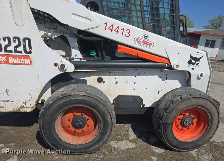 image for item DO7906 2005 Bobcat S220 skid steer loader
