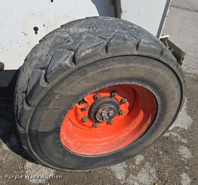 image for item DO7906 2005 Bobcat S220 skid steer loader