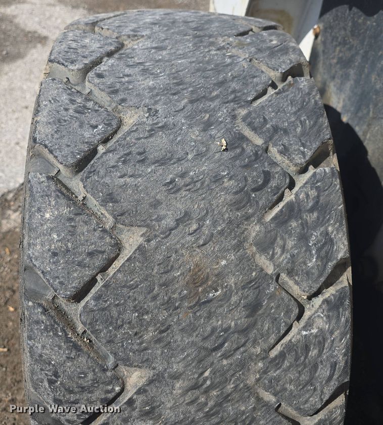 image for item DO7906 2005 Bobcat S220 skid steer loader