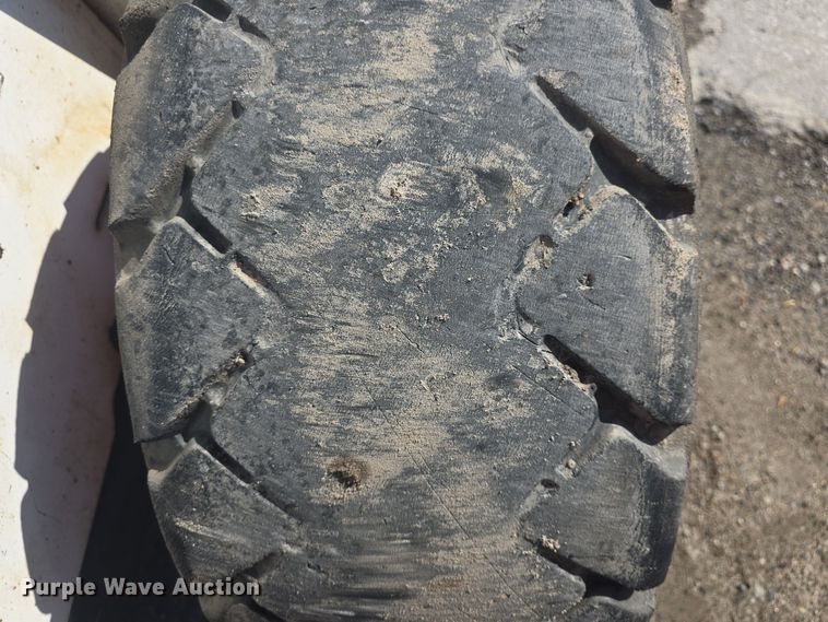 image for item DO7906 2005 Bobcat S220 skid steer loader