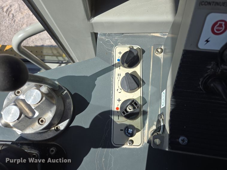 image for item DP6316 2004 John Deere 655C Series II track loader