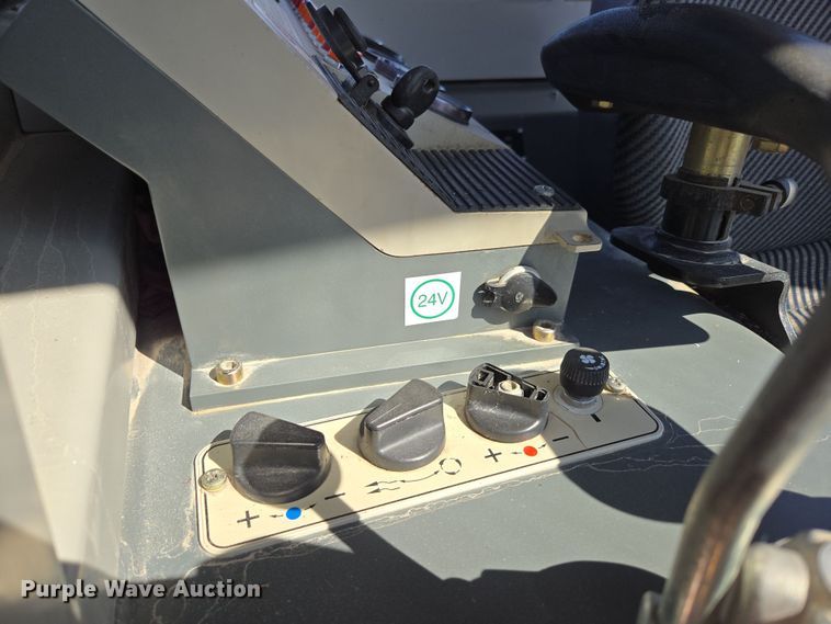 image for item DP6316 2004 John Deere 655C Series II track loader