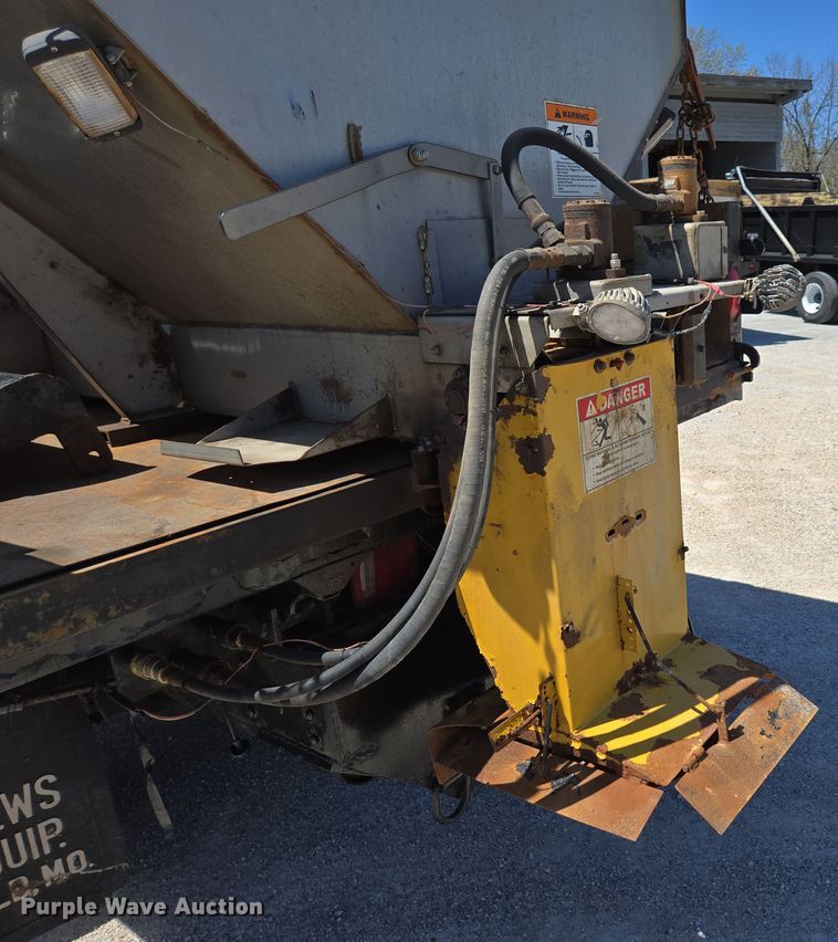 image for item DP6318 2009 Chevrolet C5500 dump truck