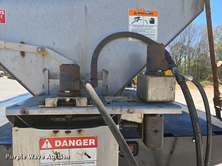 image for item DP6319 2005 Chevrolet C5500 dump flatbed truck