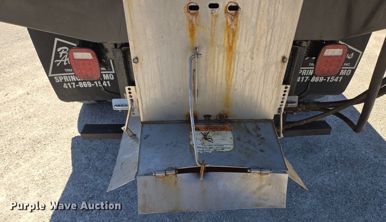 image for item DP6319 2005 Chevrolet C5500 dump flatbed truck