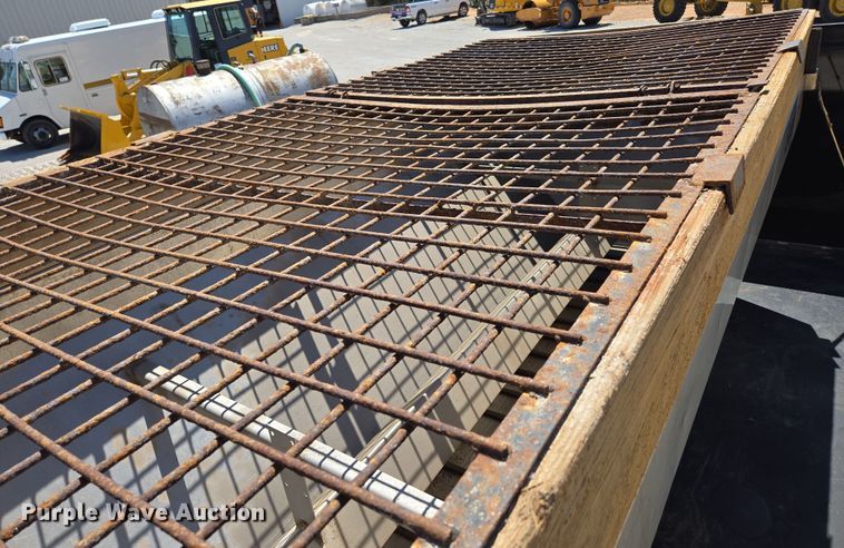 image for item DP6319 2005 Chevrolet C5500 dump flatbed truck