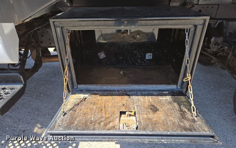 image for item DP6319 2005 Chevrolet C5500 dump flatbed truck