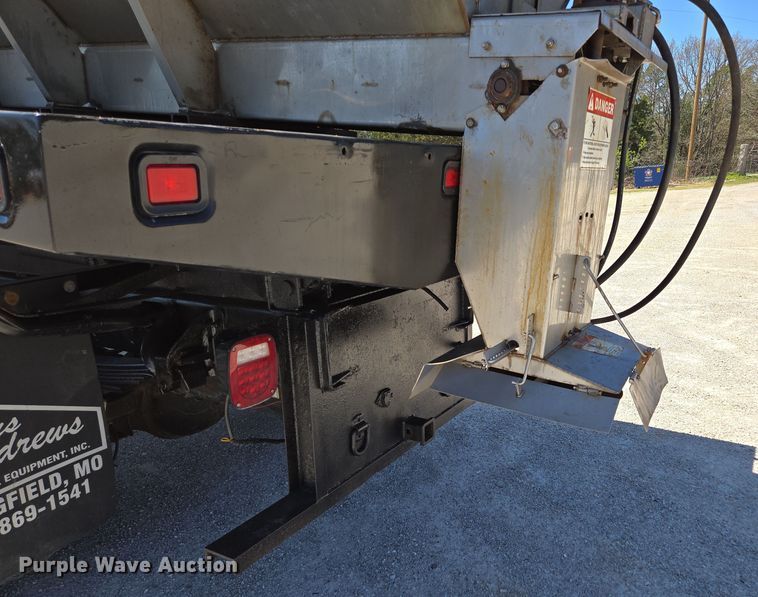 image for item DP6319 2005 Chevrolet C5500 dump flatbed truck