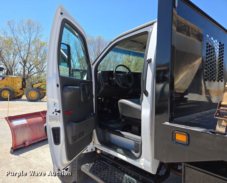 image for item DP6319 2005 Chevrolet C5500 dump flatbed truck