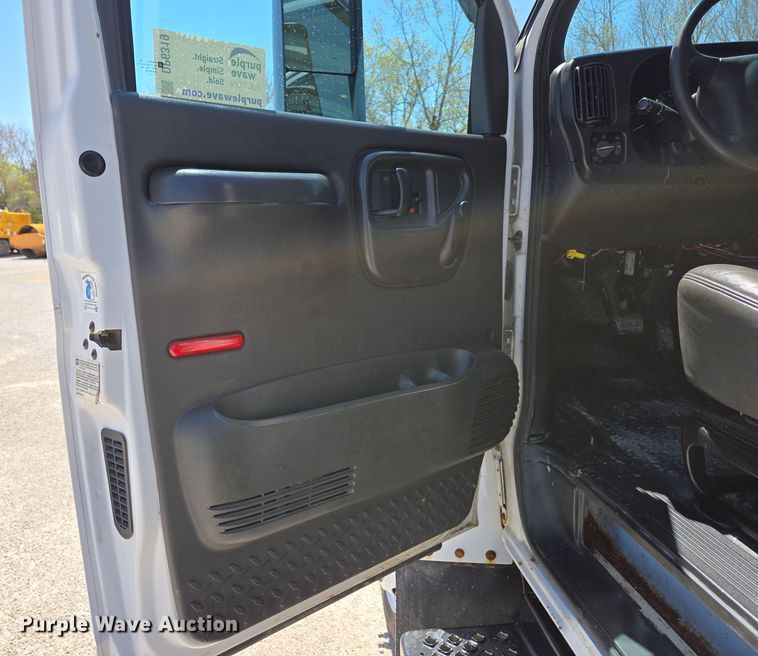 image for item DP6319 2005 Chevrolet C5500 dump flatbed truck