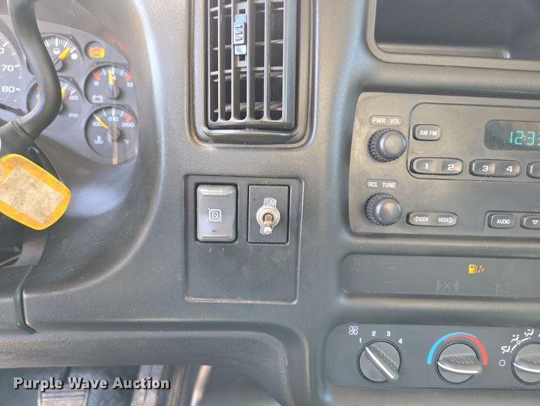 image for item DP6319 2005 Chevrolet C5500 dump flatbed truck