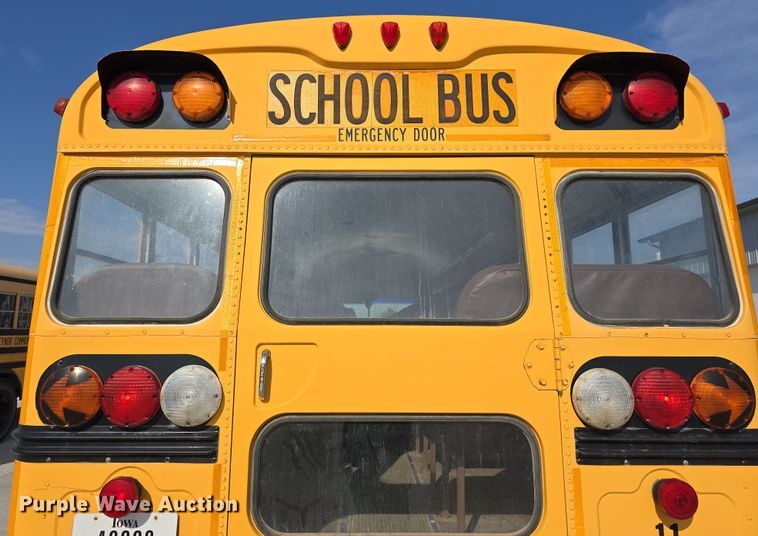 image for item DT6791 1999 International 3800 school bus