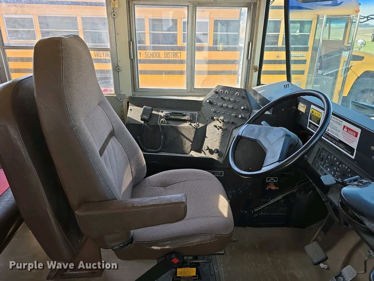 image for item DT6791 1999 International 3800 school bus