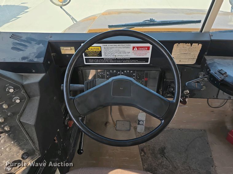 image for item DT6791 1999 International 3800 school bus