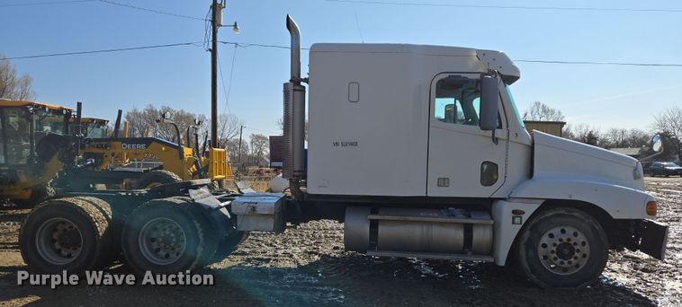 image for item DT7122 2005 Freightliner Century Class semi truck