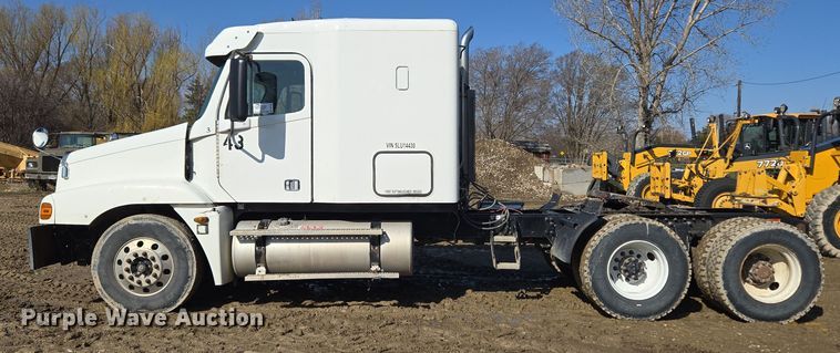 image for item DT7122 2005 Freightliner Century Class semi truck