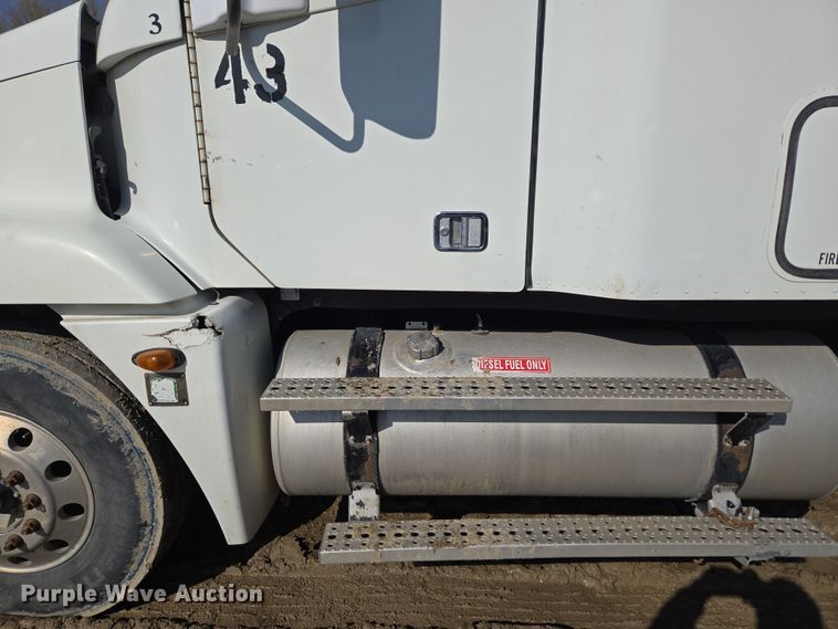 image for item DT7122 2005 Freightliner Century Class semi truck