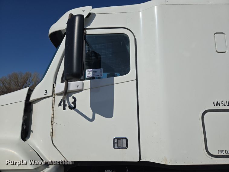 image for item DT7122 2005 Freightliner Century Class semi truck