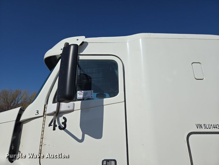 image for item DT7122 2005 Freightliner Century Class semi truck