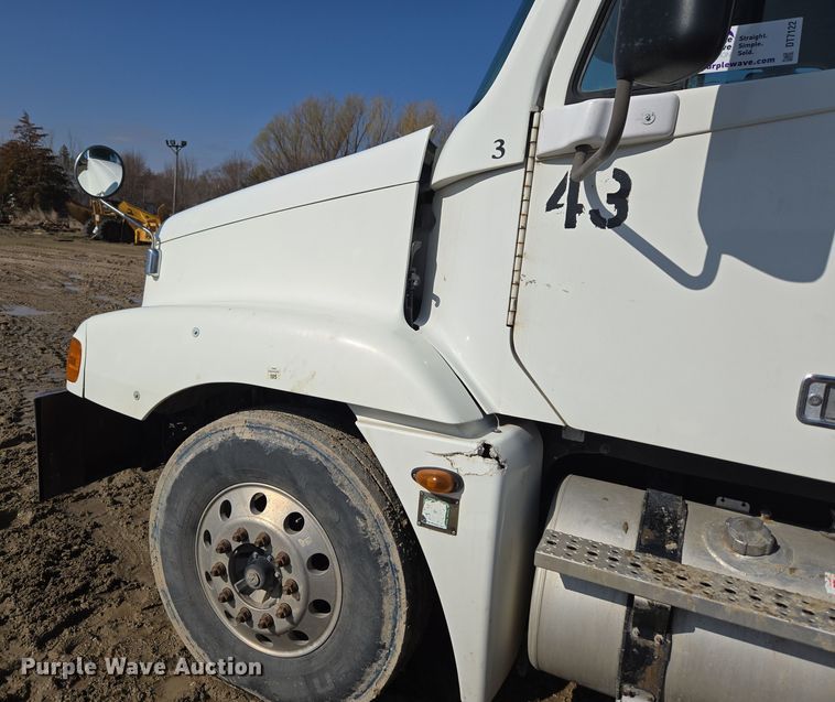 image for item DT7122 2005 Freightliner Century Class semi truck