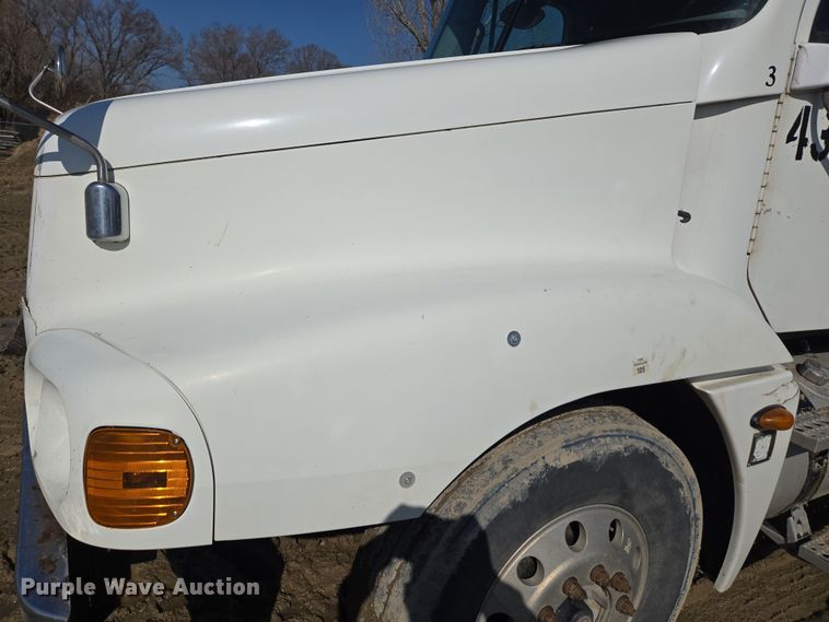 image for item DT7122 2005 Freightliner Century Class semi truck